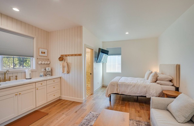 Modern Studio in Bend ~ 3 Mi to Sunriver Resort!