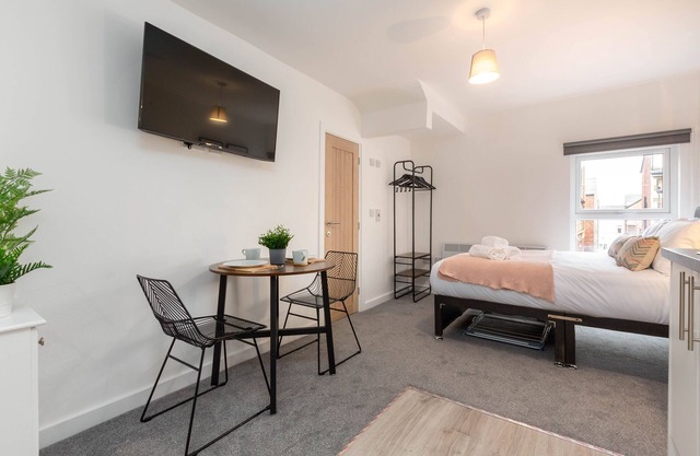 Modern Studio, Sleeps 2, Central Location