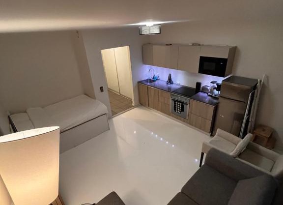 Modern Studio with Balcony in City Center