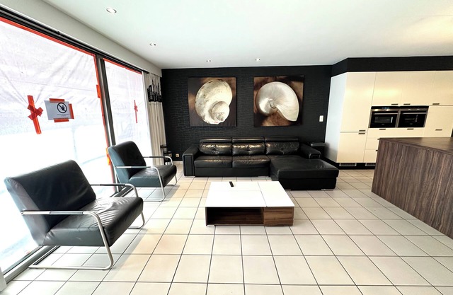 Modern-style apartment close to the beach