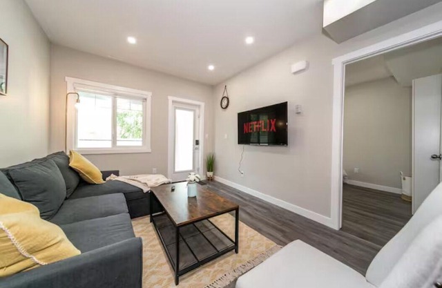 Modern Suite - Long Stays - Free Parking - WiFi - NFLX