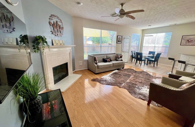 Modern & Sun-drenched TX Escape close to Galleria & Chinatown!