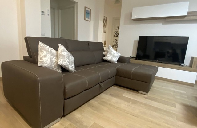 Modern sunny apartment within minutes from shops &beach with parking for 2 cars