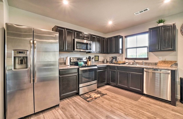 Modern Townhome ~ 7 Mi to Downtown Nashville!