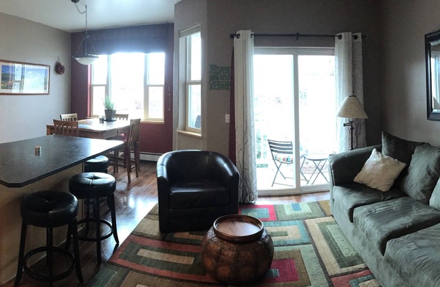 Modern townhome sleeps six; walking distance to downtown & public transportation