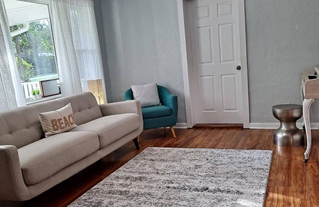 Modern Updated Cottage hosted by SagaCity Stays