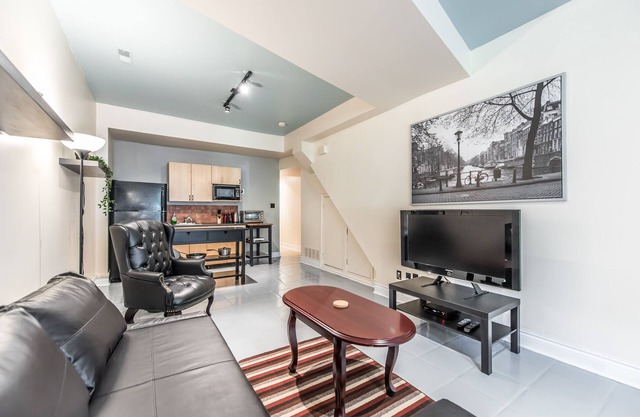 Modern Urban King West 4 Bedroom With 2 Parking