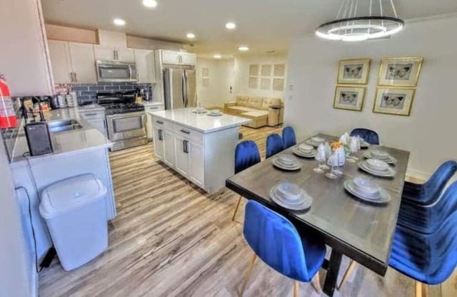 Modern Vegas Villa 5BD Pool Home- Golden Frontier