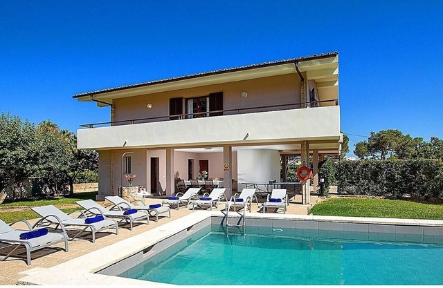 Modern Villa - A/C, Private Pool, 15 mins walk to the centre of Port de Pollensa and the Beach!