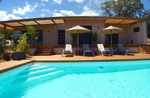 Modern villa, private heated pool, 5 minutes from beautiful Corsican beaches!