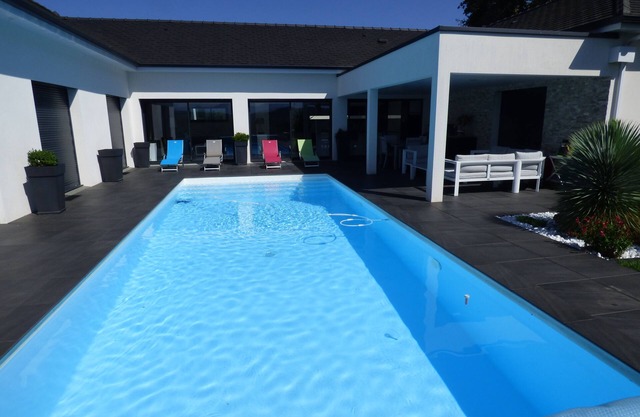 Modern villa with heated pool, sleeps 6 to 8, Pyrenees view
