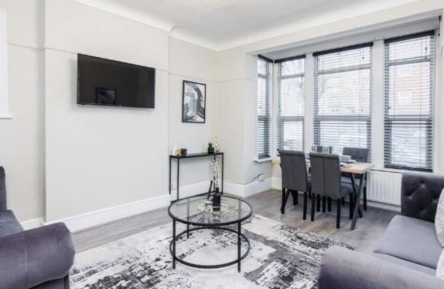 Modern & Well-Lit 2BR City Centre Near High St by Luxiety Stays