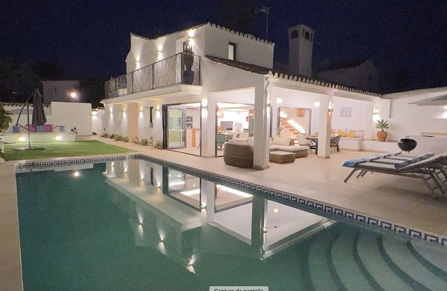Moderna Villa con Piscina, a 30 Metros de la Playa, en la Mejor Zona de Marbella