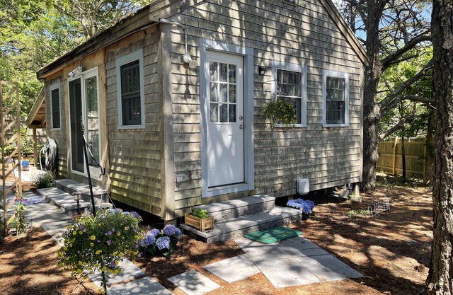 Modernized, renovated, cozy cottage steps away from a private beach.