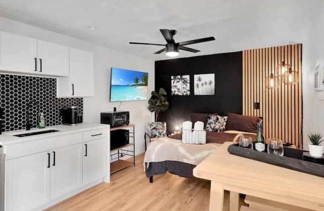 ModernTropic Cottage w/Private Fenced Yard & 4KTV