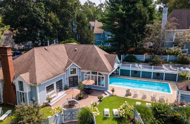 Mohegan Sun & Foxwoods Escape w/Hot Tub, Pool, Golf, Norwich Spa Onsite!