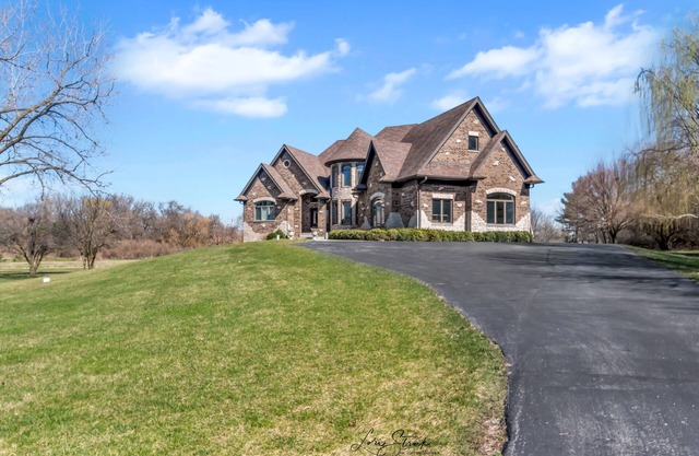 Mokena Manor: Luxury Living - Your Elite Escape!