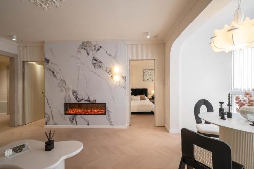 Moli B&B-Right on Nanjing East Road the Bund 2-Bedrooms with Elevator Apart ment Near the subway