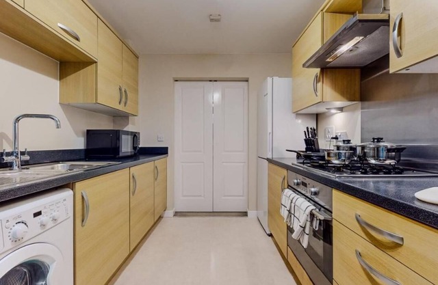 Molyneux Spacious 4 Bedroom, 3 Bath Contractors Parking Wifi