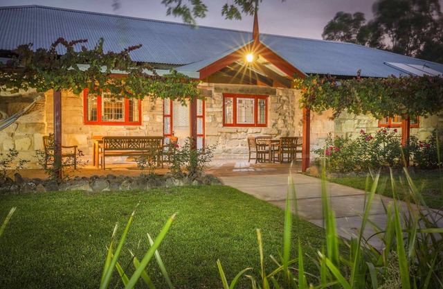 Monkey Place Country House - Unique, sandstone 4 bdrm home with pool, spa and awesome fireplace!
