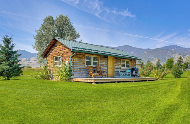 Montana Mountain Getaway: Deck & Amazing Views