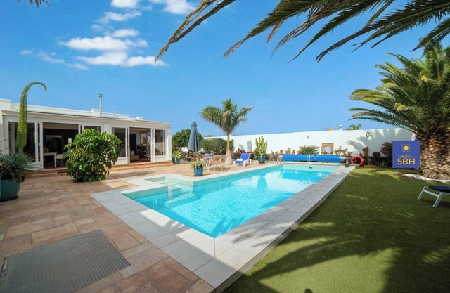 Montaña Vista – Playa Blanca with Private Pool and Spacious Outside Area
