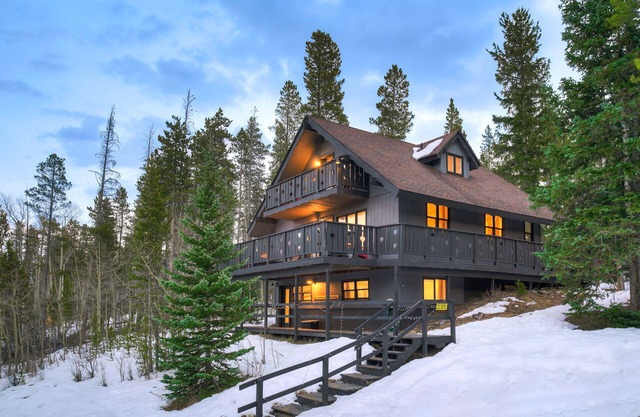 Month-long reservation available September 2025! Mountain Views, Private Hot Tub, Firepit, Grill!