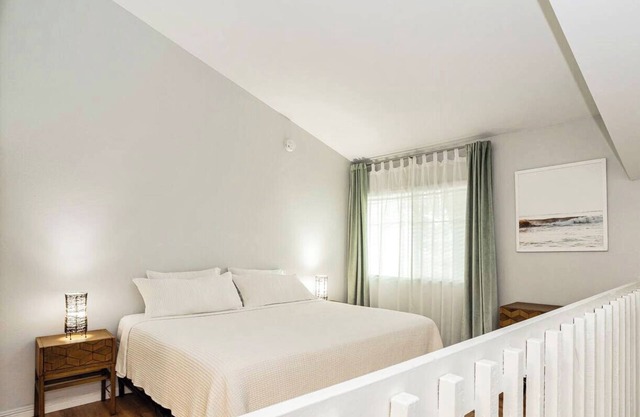 Monthly – 1BR Loft Townhome w/Workspace, King Bed & Private Patio