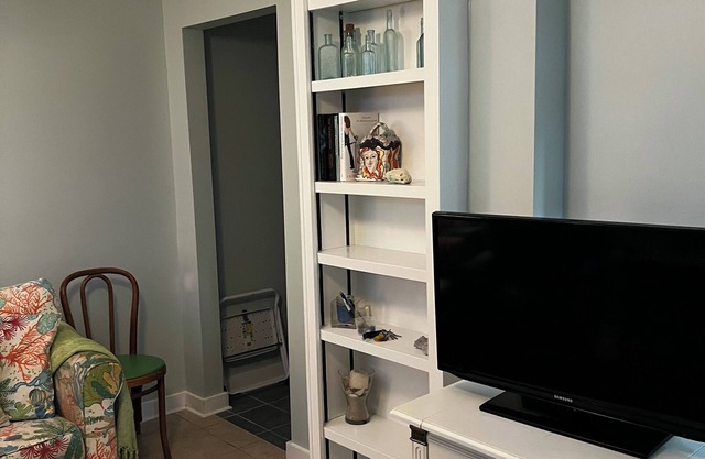 Monthly rental Beach Apt…steps to ocean.1 bedroom,1 full bath with Den/Kitchen
