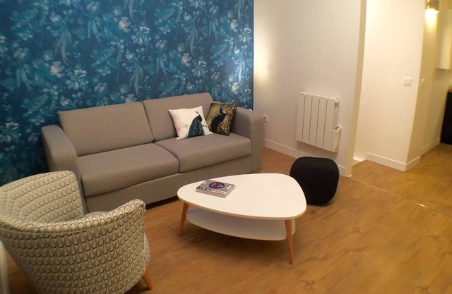 Montmartre's Finest: 2BR, 70m², Family-Friendly Stay