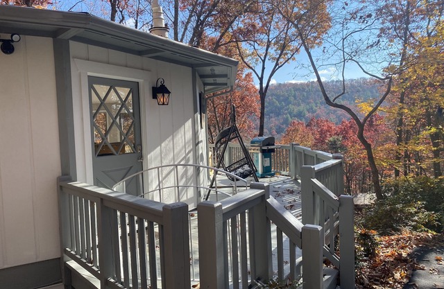 MONTREAT ROUND HOUSE - Mountain views, Renovated, Hot Tub, Fire Pit