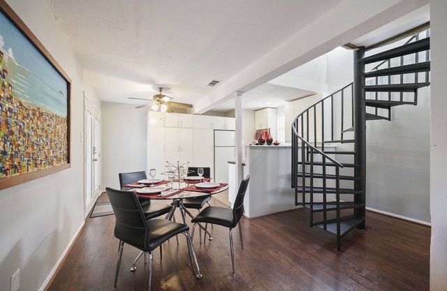 Montrose District Guesthouse with Private Yard across from Cherryhurst Park