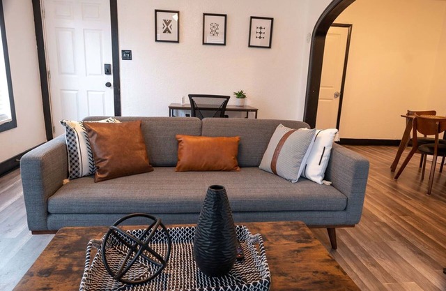 Montrose/Midtown★King Bed ★FastWiFi★ Mins to Downtown & Medical Ctr
