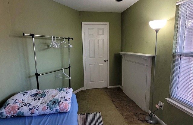 Montrose Room for rent by Westheimer & Montrose blvd - 2nd floor bedroomn