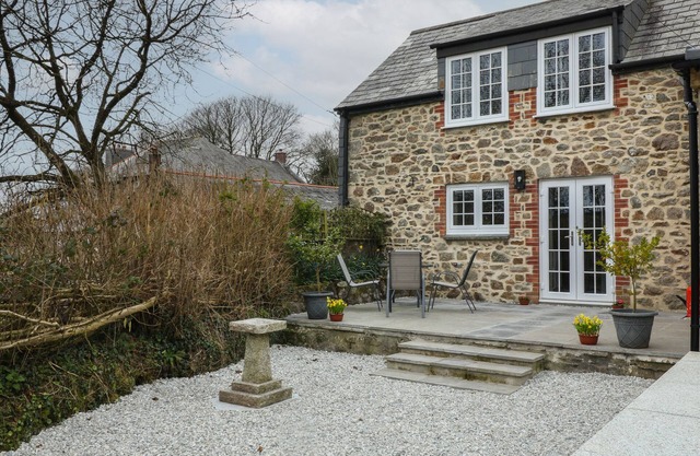 MOOHEY BARN, character holiday cottage, with a garden in St Cleer