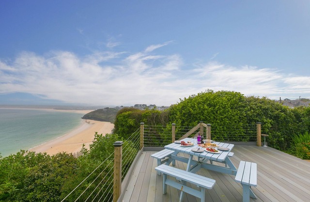 MOONBEAMS, pet friendly, luxury holiday cottage in Carbis Bay