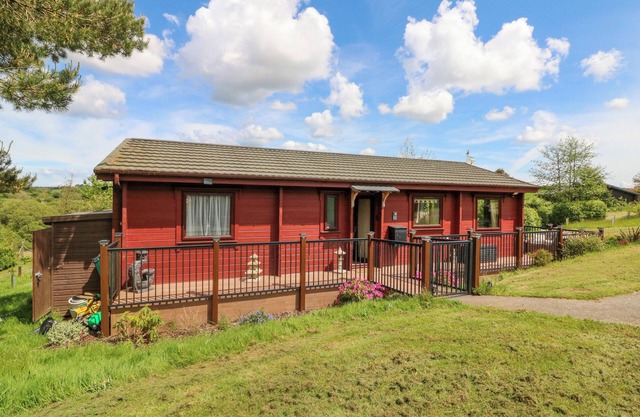 MOONLAKE LODGE, pet friendly, with a garden in Woolfardisworthy