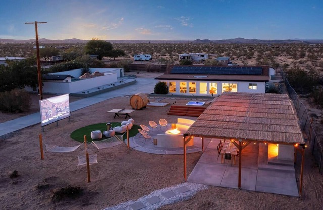 Moonstone: Pool, Spa, Pickle Ball Court & Sauna