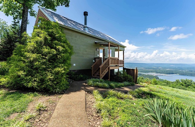 Moose Tracks Cabin – Hot Tub & Bluff Views