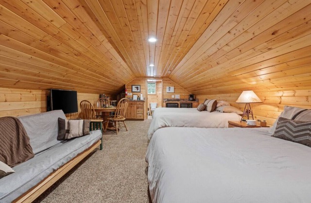 Moosewood Studio | Walk to Lake + 35 min to YSNP