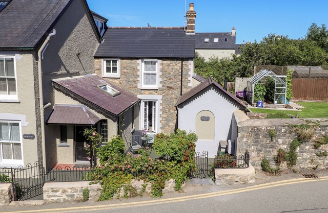 MORAWEL FACH, romantic, with open fire in Newport, Pembrokeshire