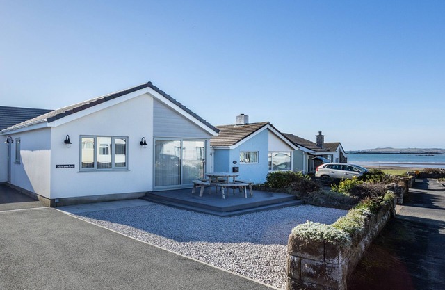 Morawelon : Renovated 3‑Bed Bungalow 100m from Rhosneigr Beach | Managed by Anglesey Holiday Letting