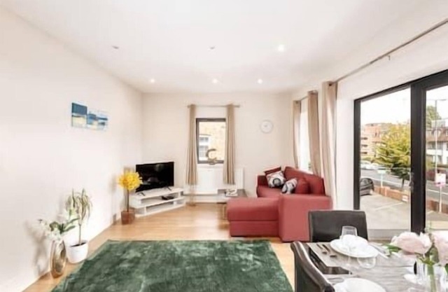 Morden - Entire 1BR Flat with Balcony - Walk to Station