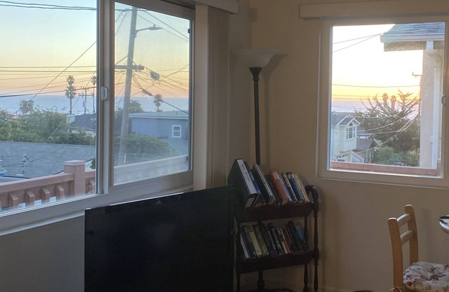 Morro Bay Beach House - walk to the beach!