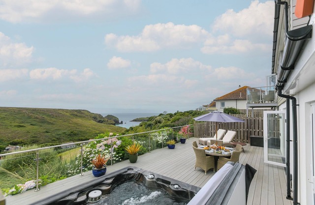 MORWENNA, pet friendly, luxury holiday cottage, with pool in Mullion