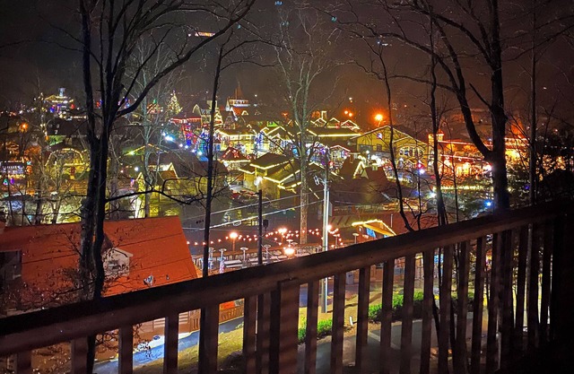 Most Booked Cabin in Helen /60 second Walk to Town /Free Parking /Two Jacuzzi