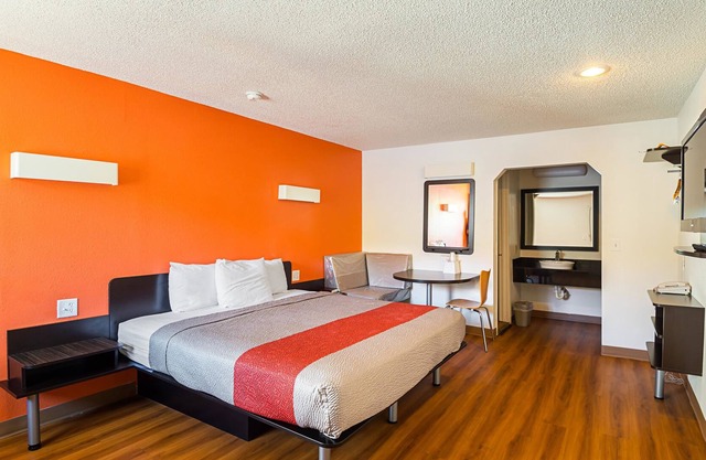 Motel 6 Blue Springs, MO