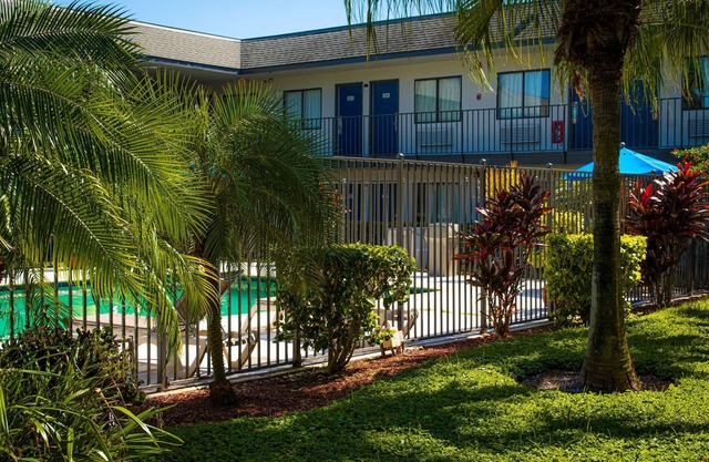 Motel 6 Lantana, FL