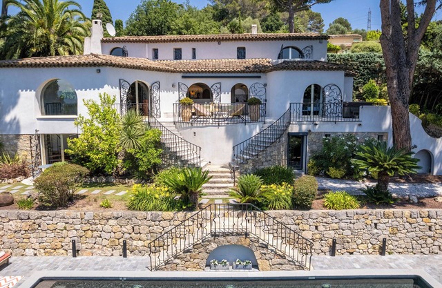 Mougins: Architect-designed villa with swimming pool in a private estate