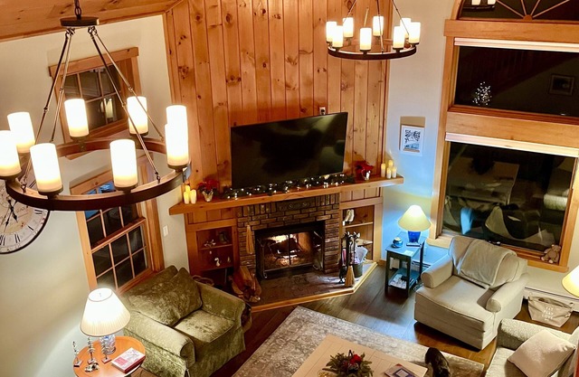 Mount Snow 5 bedroom upscale townhouse.